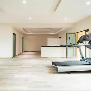 Hotel Palmarena & Residences - Long Comfort With Parking, Sauna, Gym & Pool - Steps From 5th Avenue